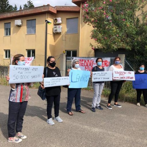 Protesta davanti alla Casa Famiglia di Fluminimaggiore